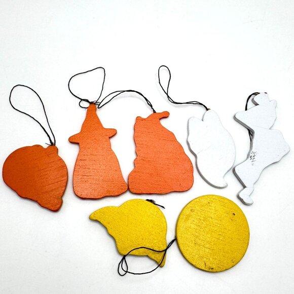 Halloween Set of 7 Wood Hanging Ornament Witch Ghost Pumpkin Skeleton Bat Vtg - Picture 10 of 10